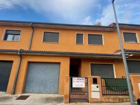 Chalet pareado en calle Amancio Ortega Gaona